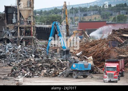 Gli equipaggi di demolizione elaborano e rimuovono tonnellate di materiali dalla centrale elettrica a carbone dismessa nel centro di Colorado Springs, Colorado. Foto Stock