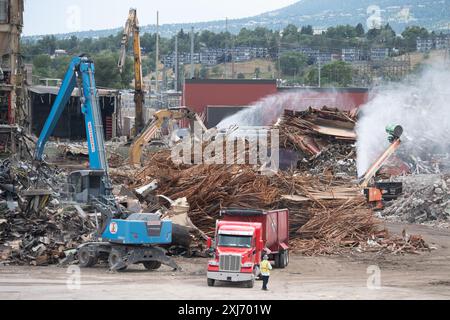 Gli equipaggi di demolizione elaborano e rimuovono tonnellate di materiali dalla centrale elettrica a carbone dismessa nel centro di Colorado Springs, Colorado. Foto Stock