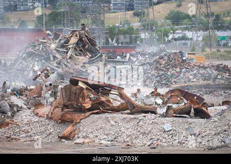 Gli equipaggi di demolizione elaborano e rimuovono tonnellate di materiali dalla centrale elettrica a carbone dismessa nel centro di Colorado Springs, Colorado. Foto Stock