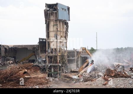 Gli equipaggi di demolizione elaborano e rimuovono tonnellate di materiali dalla centrale elettrica a carbone dismessa nel centro di Colorado Springs, Colorado. Foto Stock