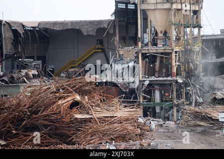 Gli equipaggi di demolizione elaborano e rimuovono tonnellate di materiali dalla centrale elettrica a carbone dismessa nel centro di Colorado Springs, Colorado. Foto Stock