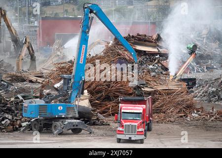 Gli equipaggi di demolizione elaborano e rimuovono tonnellate di materiali dalla centrale elettrica a carbone dismessa nel centro di Colorado Springs, Colorado. Foto Stock