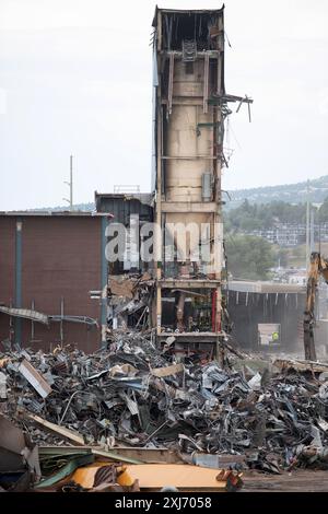 Gli equipaggi di demolizione elaborano e rimuovono tonnellate di materiali dalla centrale elettrica a carbone dismessa nel centro di Colorado Springs, Colorado. Foto Stock