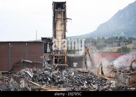 Gli equipaggi di demolizione elaborano e rimuovono tonnellate di materiali dalla centrale elettrica a carbone dismessa nel centro di Colorado Springs, Colorado. Foto Stock