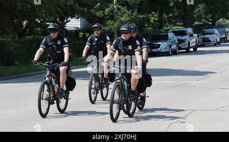 16 luglio 2024, Milwaukee, Wisconsin, Stati Uniti: Columbus Ohio bike Police lascia la scena di una sparatoria che coinvolge diversi membri della loro fraternità, fuori dal perimetro morbido della RNC a Milwaukee. Non erano coinvolti nella sparatoria. SAM SHARPE JR., 42 anni, è stato ucciso da un membro della sicurezza dell'RNC dall'Ohio che stava pattugliando King Park a West Vliet, fuori dalla zona di sicurezza dell'RNC a Milwaukee, WISCONSIN. Sharp Jr e un altro uomo erano in un alterco che attirò l'attenzione della polizia. Presumibilmente, tra i 7 e i 20 colpi sono stati sparati dopo che la vittima non ha seguito quello dell'agente Foto Stock