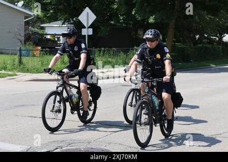 16 luglio 2024, Milwaukee, Wisconsin, Stati Uniti: Columbus Ohio bike Police lascia la scena di una sparatoria che coinvolge diversi membri della loro fraternità, fuori dal perimetro morbido della RNC a Milwaukee. Non erano coinvolti nella sparatoria. SAM SHARPE JR., 42 anni, è stato ucciso da un membro della sicurezza dell'RNC dall'Ohio che stava pattugliando King Park a West Vliet, fuori dalla zona di sicurezza dell'RNC a Milwaukee, WISCONSIN. Sharp Jr e un altro uomo erano in un alterco che attirò l'attenzione della polizia. Presumibilmente, tra i 7 e i 20 colpi sono stati sparati dopo che la vittima non ha seguito quello dell'agente Foto Stock