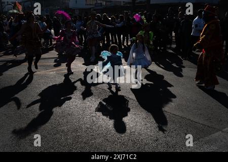 Santiago, metropolitana, Cile. 16 luglio 2024. I ballerini di ''la Diabladaa'' partecipano a una celebrazione in onore della Vergine del Carmen, patrona del Cile, a Santiago. (Immagine di credito: © Matias Basualdo/ZUMA Press Wire) SOLO PER USO EDITORIALE! Non per USO commerciale! Foto Stock