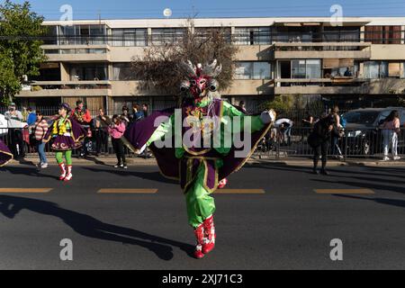 Santiago, metropolitana, Cile. 16 luglio 2024. I ballerini di ''la Diabladaa'' partecipano a una celebrazione in onore della Vergine del Carmen, patrona del Cile, a Santiago. (Immagine di credito: © Matias Basualdo/ZUMA Press Wire) SOLO PER USO EDITORIALE! Non per USO commerciale! Foto Stock