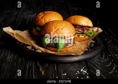 La tentazione di fast food diner con tre cucinata fresca hamburger a bordo Foto Stock