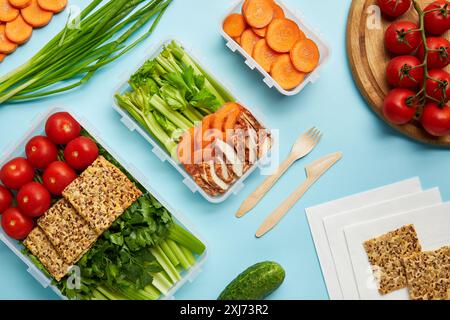 Lay piatto con posate cibo sano composizione isolata su blu Foto Stock