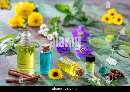 Bottiglie piccole di oli essenziali Foto Stock