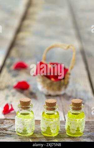 Piccole bottiglie di olio essenziale di rosa rossa Foto Stock