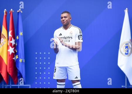 Madrid, Spagna. 16 luglio 2024. Kylian Mbappe applaude durante la sua presentazione ufficiale come giocatore del Real Madrid allo stadio Santiago Bernabeu, a Madrid, in Spagna, il 16 luglio 2024. Crediti: Gustavo Valiente/Xinhua/Alamy Live News Foto Stock