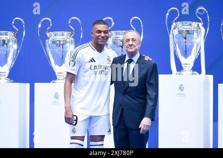 Madrid, Spagna. 16 luglio 2024. Il presidente del Real Madrid Florentino Perez (R) posa con Kylian Mbappe durante la presentazione ufficiale di Mbappe come giocatore del Real Madrid allo stadio Santiago Bernabeu, a Madrid, in Spagna, il 16 luglio 2024. Crediti: Gustavo Valiente/Xinhua/Alamy Live News Foto Stock