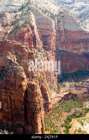 ZION NATIONAL PARK, SPRINGDALE, UTAH, USA: Il sentiero per Angels Landing, scavato nella roccia solida del periodo Giurassico nel 1926. Foto Stock