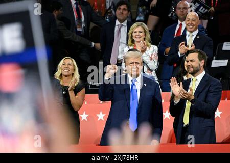 Milwaukee, Stati Uniti. 16 luglio 2024. (L-R) Eric Trump, Rep. Marjorie Taylor Greene, R-GA, ex presidente e candidato presidenziale repubblicano Donald Trump e vice presidente candidato JD Vance partecipano alla Convention nazionale repubblicana del 2024 al Fiserv Forum di Milwaukee, Wisconsin, martedì 16 luglio 2024. La convention, che si svolgerà dal 15 al 18 luglio, si svolge giorni dopo un tentato assassinio dell'ex presidente Donald Trump in una manifestazione elettorale in Pennsylvania il 13 luglio. Foto di Matt Martin/UPI credito: UPI/Alamy Live News Foto Stock