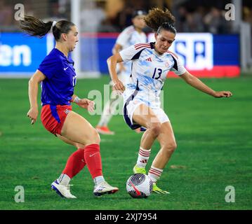 Washington DC, Stati Uniti. 16 luglio 2024. Il centrocampista della nazionale costaricana (13) Emilie Valenciano cerca di allontanarsi dal centrocampista dell'USWNT (17) Sam Coffey durante un'amichevole internazionale tra la nazionale femminile degli Stati Uniti e la nazionale femminile costaricana all'Audi Field di Washington DC. Justin Cooper/CSM/Alamy Live News Foto Stock