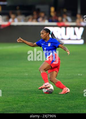 Washington DC, Stati Uniti. 16 luglio 2024. USWNT Forward (7) Crystal Dunn controlla la palla durante un'amichevole internazionale tra la United States Women's National Team e la Costa Rica Women's National Team all'Audi Field di Washington DC. Justin Cooper/CSM/Alamy Live News Foto Stock