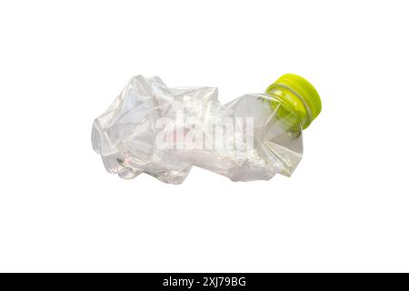 Flacone in plastica schiacciata isolato su sfondo bianco con percorso di ritaglio Foto Stock