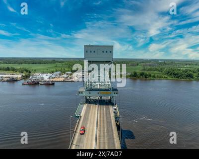 Ponte verticale in acciaio di Cape Fear Memorial Bridge a Wilmington, North Carolina. Porta l'autostrada US17 tra Brunswick e New Hanover County Foto Stock