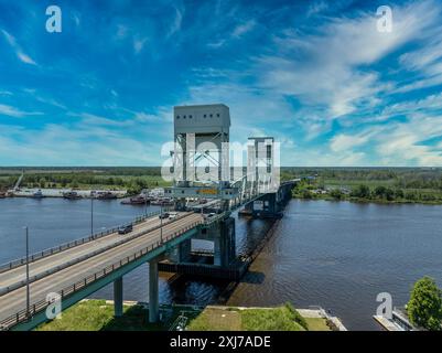 Ponte verticale in acciaio di Cape Fear Memorial Bridge a Wilmington, North Carolina. Porta l'autostrada US17 tra Brunswick e New Hanover County Foto Stock
