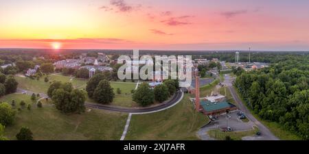 Veduta aerea della Virginia State University di Petersburg, edificio centrale della Virginia Hall con un incredibile e colorato cielo al tramonto Foto Stock