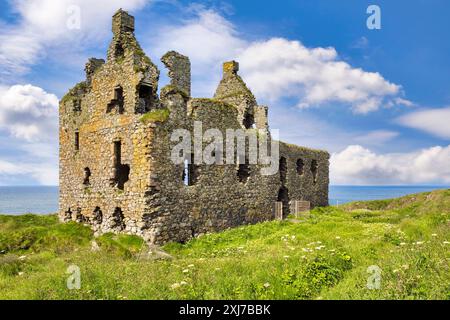 10 giugno 2024: Portpatrick, Dumfries e Galloway, Scozia - Dunskey Castle, una casa a torre in rovina del XII secolo, in piedi su una scogliera tra... Foto Stock