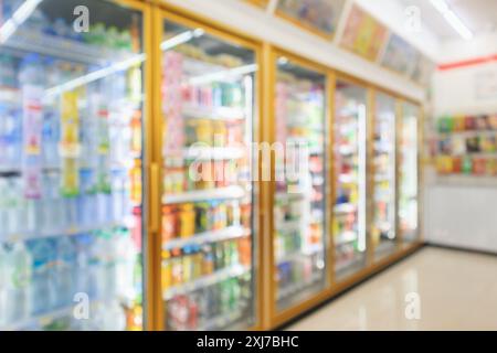 frigoriferi per minimarket con bottiglie di bibite analcoliche sugli scaffali, sfondo abstract sfocato Foto Stock