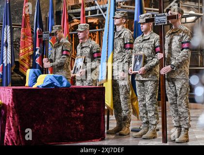 Non esclusiva: LEOPOLI, UCRAINA - 13 LUGLIO 2024 - i soldati sono all'attenzione durante la cerimonia funebre di sotnyk dell'esercito insurrezionale ucraino (UPA) Foto Stock