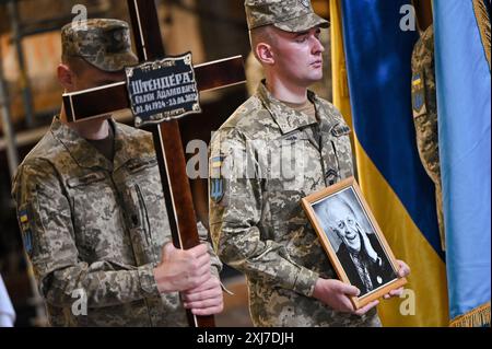 Non esclusiva: LEOPOLI, UCRAINA - 13 LUGLIO 2024 - i soldati sono all'attenzione durante la cerimonia funebre di sotnyk dell'esercito insurrezionale ucraino (UPA) Foto Stock