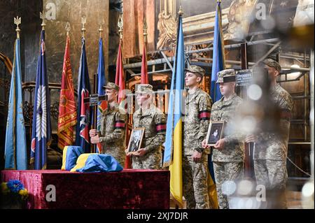 Non esclusiva: LEOPOLI, UCRAINA - 13 LUGLIO 2024 - i soldati sono all'attenzione durante la cerimonia funebre di sotnyk dell'esercito insurrezionale ucraino (UPA) Foto Stock