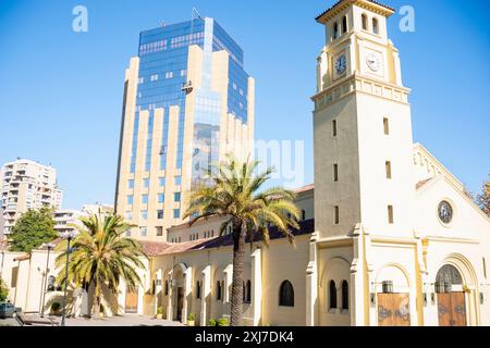 Santiago Cile - 24 giugno 2012; architettura contrastante della chiesa militare cattolica e moderno edificio per uffici . Foto Stock