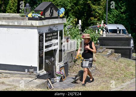 Non esclusiva: LEOPOLI, UCRAINA - 13 LUGLIO 2024 - Una donna posa fiori presso la tomba della famiglia Maivski-Shtendery nel cimitero di Lychakiv dove la cenere Foto Stock