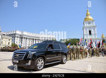 Non esclusivo: KIEV, UCRAINA - 16 LUGLIO 2024 - la processione funebre con la bara del comandante del battaglione volontario dell'OUN Mykola Kokhanivs Foto Stock