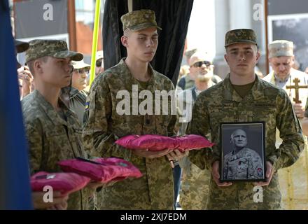 Non esclusivo: KIEV, UCRAINA - 16 LUGLIO 2024 - i militari tengono il ritratto e le decorazioni del comandante del battaglione volontario dell'OUN Mykola Kok Foto Stock