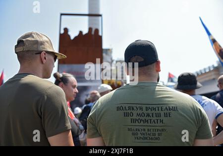 KIEV, UCRAINA - 16 LUGLIO 2024 - le persone rendono l'ultimo omaggio al comandante del battaglione di volontari dell'OUN Mykola Kokhanivskyi, morto vicino a Vovchansk nella regione di Charkiv il 10 giugno, a Maidan Nezalezhnosti, Kiev, capitale dell'Ucraina. Foto Stock