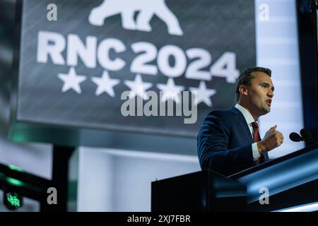 Milwaukee, Stati Uniti. 15 luglio 2024. Charlie Kirk, CEO di TPUSA, parla alla Convention nazionale repubblicana a Milwaukee, WI, USA, al Fiserv Forum di lunedì 15 luglio 2024. Foto di Annabelle Gordon/CNP/ABACAPRESS. COM credito: Abaca Press/Alamy Live News Foto Stock