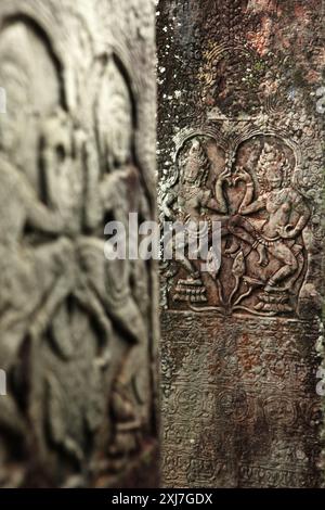 Rilievi di figure apsara scolpiti su un pilastro al tempio Bayon in Angkor Thom, Siem Reap, Cambogia. Foto Stock