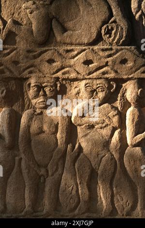 Sculture in pietra a forma umana raffiguranti uomo e donna nel villaggio reale di Prailiu a Kambera, Sumba orientale, Nusa Tenggara orientale, Indonesia. Foto Stock