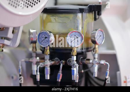 Parte di apparecchiature industriali con manometri. Messa a fuoco selettiva. Foto Stock