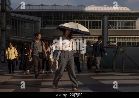 Tokyo, Giappone. 3 luglio 2024. I visitatori della mostra lasceranno il Tokyo Big Sight dopo l'orario di chiusura. 3 luglio 2024 - 20240703 PD18858 credito: APA-PictureDesk/Alamy Live News Foto Stock