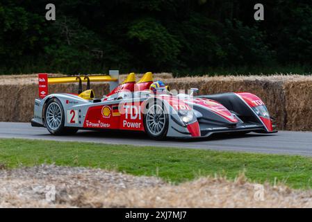 2006 Audi R10 TDI, prototipo di auto sportiva da corsa che sale sulla pista di salita all'evento Motorsport Goodwood Festival of Speed 2024, West Sussex, Regno Unito Foto Stock