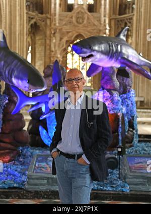 Peterborough, Regno Unito. 15 luglio 2024. L'artista Corrado Canonici con la sua mostra "i mostri del mare", che apre oggi alla Cattedrale di Peterborough, che mostra una varietà di creature provenienti dall'oceano. Questi vanno dagli ammoniti ai giganti del profondo, sia dal passato che dal presente. "Monsters of the Sea", Peterborough Cathedral, Peterborough, Cambridgeshire, il 15 luglio, 2024. credito: Paul Marriott/Alamy Live News Foto Stock