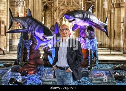 Peterborough, Regno Unito. 15 luglio 2024. L'artista Corrado Canonici con la sua mostra "i mostri del mare", che apre oggi alla Cattedrale di Peterborough, che mostra una varietà di creature provenienti dall'oceano. Questi vanno dagli ammoniti ai giganti del profondo, sia dal passato che dal presente. "Monsters of the Sea", Peterborough Cathedral, Peterborough, Cambridgeshire, il 15 luglio, 2024. credito: Paul Marriott/Alamy Live News Foto Stock