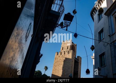 Oristano, Italia. 16 luglio 2024. La torre di Mariano II in Piazza Roma è stata fotografata a Oristano, in Sardegna, Italia, il 16 luglio 2024. (Foto di Emmanuele Contini/NurPhoto) credito: NurPhoto SRL/Alamy Live News Foto Stock