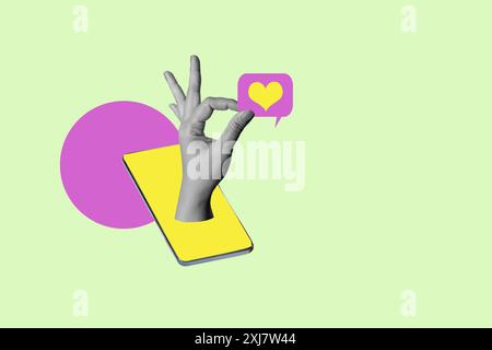 Una mano regge un cellulare con sopra il simbolo del cuore. Concetto di amore e affetto, mentre la mano sta raggiungendo il telefono, possibilmente per inviare un Foto Stock