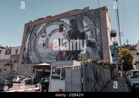 Tbilisi, Georgia - 24 GIUGNO 2024: Street art e architettura tradizionale a Tbilisi, la capitale della Georgia. Foto Stock