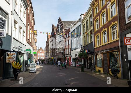 Venlo, Paesi Bassi - 25 settembre 2023: Vista sulla strada della città vecchia di Venlo con pedoni, caffè e negozi nella città olandese di Venlo, Paesi Bassi. Foto Stock