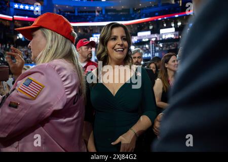 Milwaukee, Vereinigte Staaten. 17 luglio 2024. Il rappresentante degli Stati Uniti Elise Stefanik (repubblicano di New York) alla Convention nazionale repubblicana a Milwaukee, Wisconsin, al Fiserv Forum di martedì 16 luglio 2024. Crediti: Annabelle Gordon/CNP/dpa/Alamy Live News Foto Stock