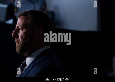 Il senatore degli Stati Uniti Markwayne Mullin (repubblicano dell'Oklahoma) fa un'intervista alla Convention nazionale repubblicana a Milwaukee, Wisconsin, al Fiserv Forum di martedì 16 luglio 2024. Crediti: Annabelle Gordon/CNP Foto Stock